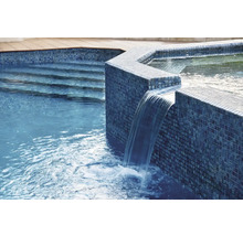 Schwimmbad mit Wasserfall und Mosaikfliesen