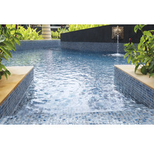 Schwimmbad mit Mosaikfliesen und Wasserspeier
