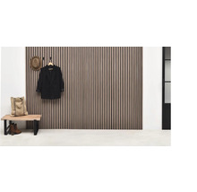 Beispiel eines Eingangsbereichs mit Wandpaneelen, Bank und Garderobe