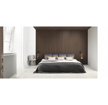 Schlafzimmer mit Bett und Holzpaneelwand