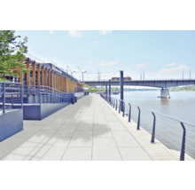 Terrasse mit Steinplatten am Flussufer und Brücke im Hintergrund.