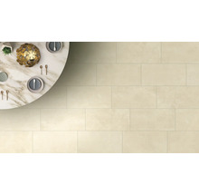 Bodenfliesen im Innenraum mit Esstisch