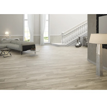 Heller Wohnraum mit Sofa, Treppe und Holzfliesen