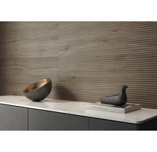 Wandgestaltung mit horizontal geriffelten Paneelen und dekorativen Elementen auf einer Kommode