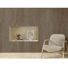 Wohnraumgestaltung mit geriffelten Wandpaneelen, Sessel und Dekoration in einer Nische