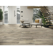 Heller Raum mit Holzoptik-Fliesen, zwei Stühlen, Treppe und Pflanzen