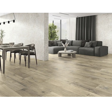 Heller Wohnraum mit Holzboden, Esstischgruppe und Sofa