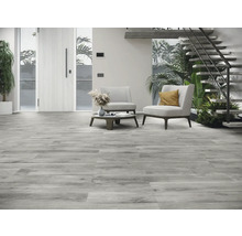 Heller Raum mit Holzboden, Stühlen und Treppe