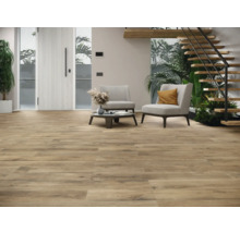 Heller Wohnraum mit Holzboden, Treppe und Sitzgelegenheit