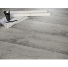 Heller Holzfußboden mit Notizblock, Stiften und Plänen