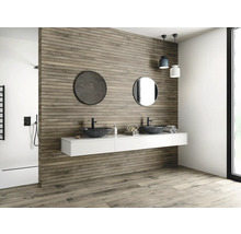 Badezimmer mit Holzwand, zwei Spiegeln, zwei Waschbecken und weißem Waschtisch