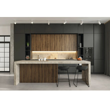 Moderne Küche mit Kochinsel, Barhockern und Einbauschränken.