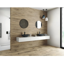 Modernes Badezimmer mit Holzverkleidung, Doppelwaschbecken und runden Spiegeln.