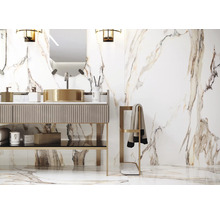 Badezimmer mit Waschtisch, Spiegel und Handtuchhalter vor einer Wand- und Bodenfliese mit Marmoroptik