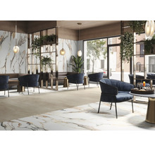 Innenraum mit Bodenfliesen in Marmoroptik, Sitzmöbeln und dekorativen Elementen.