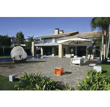 Außenbereich mit Gartenmöbeln, Terrasse und Pool vor einem Wohnhaus