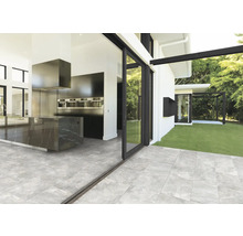 Helles, modernes Haus mit Küche, Terrasse und Garten, gefliest mit grauen Bodenfliesen