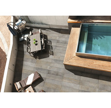 Außenbereich mit Fliesenboden, Pool, Grillplatz und Sitzgruppe