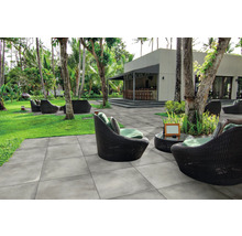 Terrasse mit Outdoor-Möbeln und Betonplatten in Gartenanlage