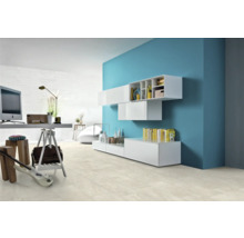 Modernes Wohnzimmer mit Fliesenboden, Schreibtisch und weißen Möbeln.