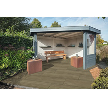 Gartenlounge mit Sitzbank, Regalen, Dekoration und Terrassenplatten