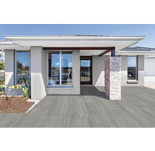 Einfamilienhaus mit grauen Terrassenplatten im Außenbereich