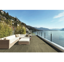 Terrasse mit Holzfliesen und Sitzgruppe mit Seeblick