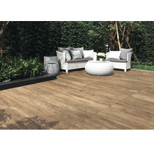 Außenbereich mit Terrassenfliesen in Holzoptik, Sitzgruppe und Pflanzenkübeln