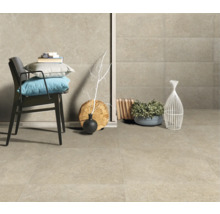 Dekoratives Interieur mit Fliesenboden, Stuhl und Dekorationselementen