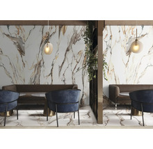 Einrichtungsidee mit Wandfliesen in Marmoroptik, Sofa und Stühlen