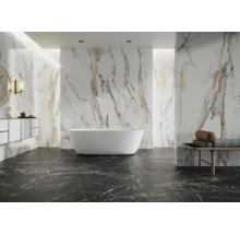 Badezimmer mit freistehender Badewanne, Waschtisch und Marmorfliesen