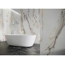 Badezimmer mit freistehender Badewanne, Armatur und Marmorfliesen