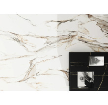 Wandfliesen mit Marmoroptik und ein schwarzer Waschtisch mit goldfarbenen Akzenten.