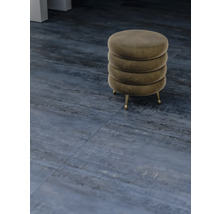 Gepolsterter runder Hocker mit drei Füßen