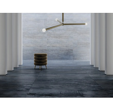 Interieuransicht mit Fliesenboden, Hocker und Deckenleuchte