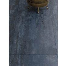 Nahaufnahme von Bodenfliesen mit industriellem Design und einem Hocker