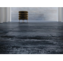 Dunkle Bodenfliesen im Innenraum verlegt.