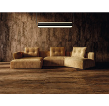 Wohnzimmer mit Sofa, Wand- und Bodenfliesen in Holzoptik