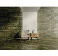 Raumansicht mit Fliesen an Wand und Boden, Sessel und Nachttisch