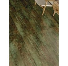 Verlegung von Bodenfliesen im Innenbereich mit Holzeffekt und Sitzgelegenheiten