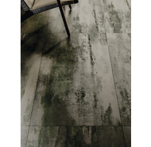 Detailaufnahme von Bodenfliesen und einem Stuhl