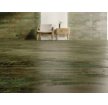 Heller Raum mit Holzimitat Bodenfliesen, Stuhl und Nachttisch