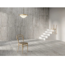 Innenraum mit grau gemusterten Fliesen, einer Deckenleuchte, einem Stuhl und einer Treppe