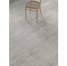 Verlegung von Bodenfliesen mit Stuhl