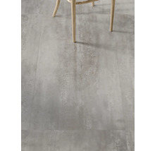 Fliesenboden mit Betonoptik und Stuhlbeinen im Vordergrund.