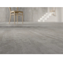 Fliesenboden mit Stuhl und Treppe im Hintergrund