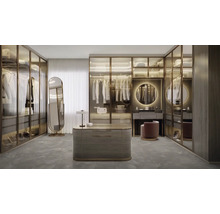 Begehbarer Kleiderschrank mit Glastüren, Spiegel und Hocker