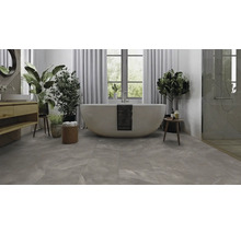 Helles Badezimmer mit freistehender Badewanne, Waschtisch und Dusche