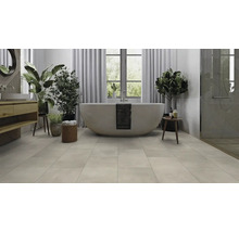 Helles Badezimmer mit freistehender Badewanne, Waschtisch und großen Pflanzen für eine entspannende Atmosphäre.