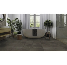 Modernes Badezimmer mit freistehender Badewanne, Waschtisch, Pflanzen und Fliesen